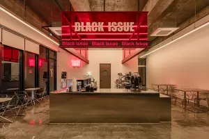 레드 사인이 인상적인 인더스트리얼 카페 인테리어